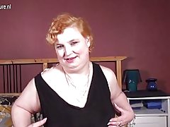 Ερασιτέχνες γιαγιά με μαύρο το αγαπημένο παιχνιδάκι