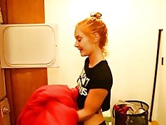 Έφηβος / η, καθαρίζει το πουλί σου