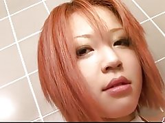 Στενό και χυμώδης κοκκινομάλλα μωρό μουνί χάδια στο μπάνιο