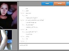 Χαριτωμένο κυρία δείχνει βυζιά, και βαθιά πιπιλίζουν το δάχτυλό