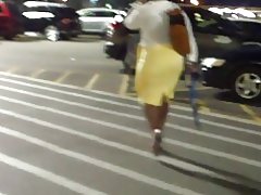 Ευρύ ισχία, σφιχτό κίτρινο φούστα milf...