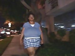 Τεράστια μαύρη σκύλα παίρνει fucked και τρώει cumload