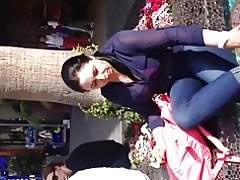 Hot Hot γυναίκα σε καθαρή μπλούζα