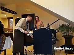 Γυμνή κορίτσια ανοικτή πόρτα για υπηρεσία δωματίου